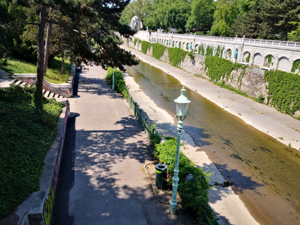 Stadtpark - River promenade